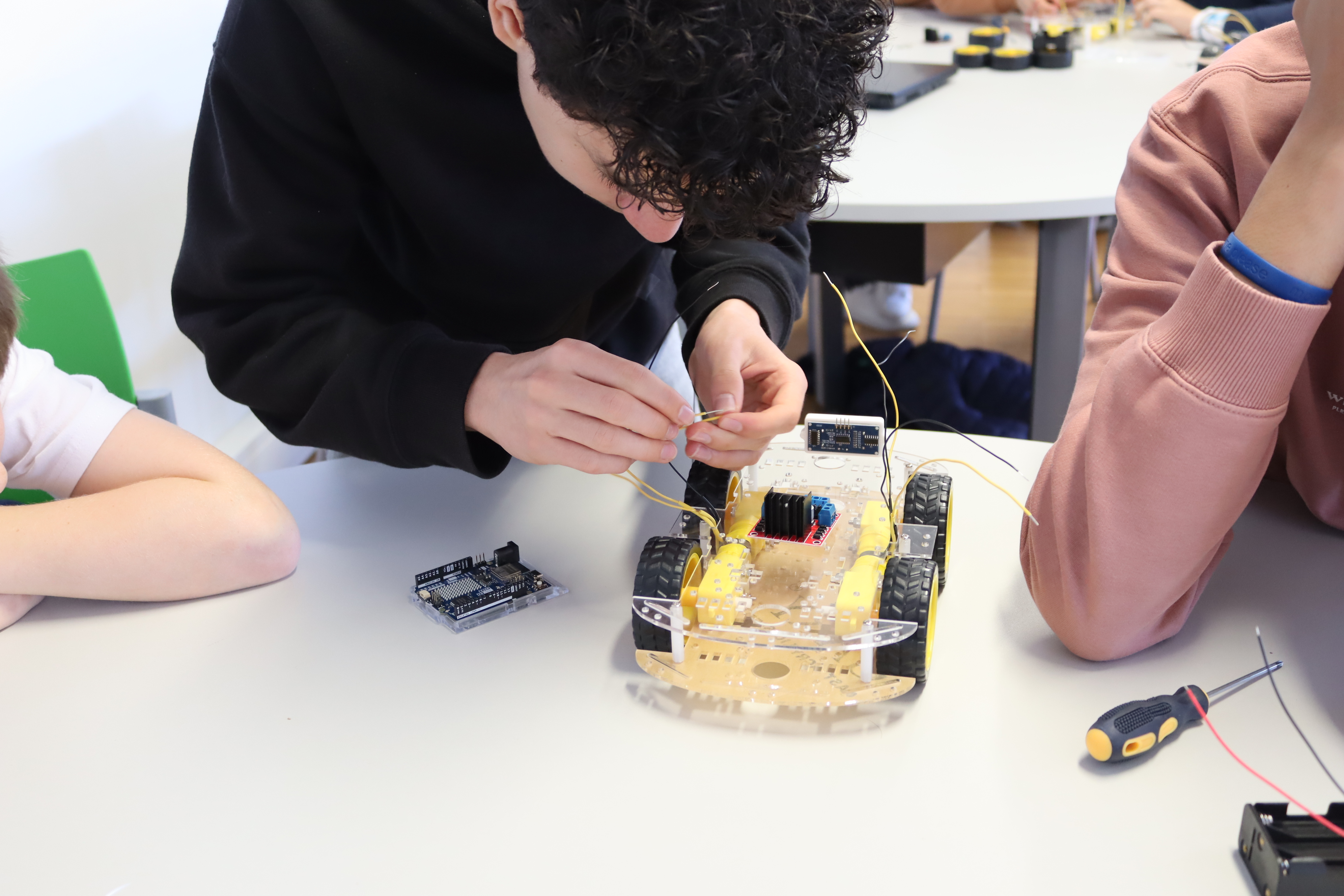 Between Code and Motors: Young Students Bring Autonomous Cars to Life During Easter Break