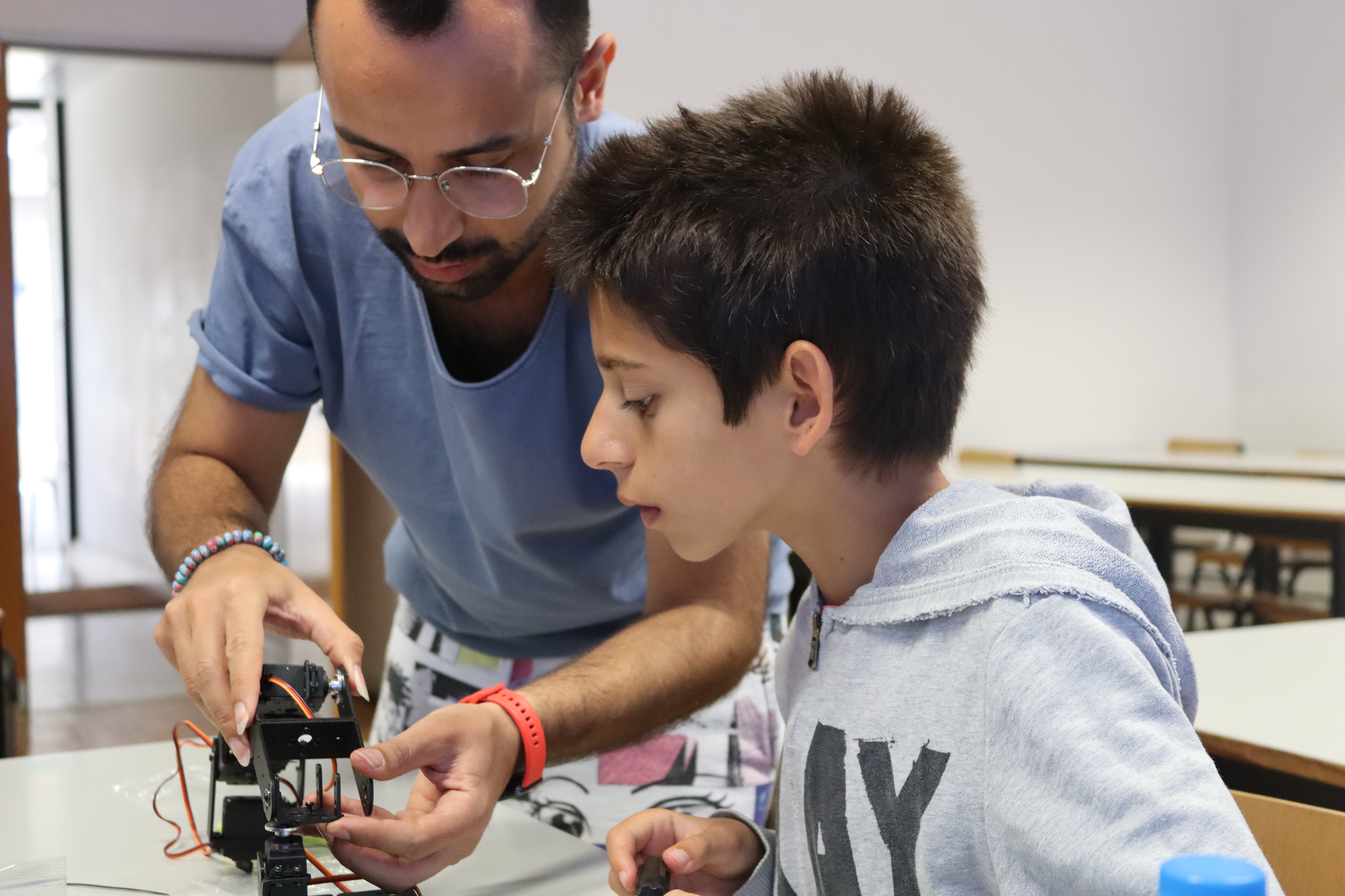 Técnico coloca jovens de Oeiras a construir jogos e robots